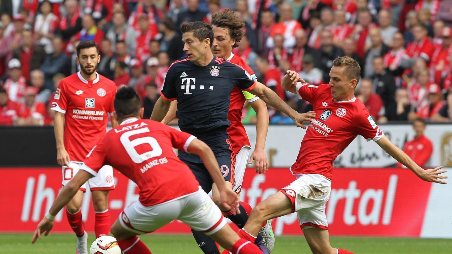 套娃，久保建英坐在涩谷的大久保建英像下握着一个小久保建英（久保建英坐在涩谷自己的巨型雕像下，手握迷你版的自己）