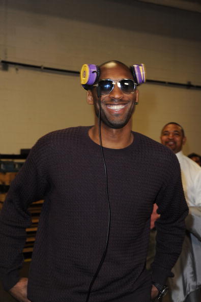 急中生智！莫布里篮下遭包夹妙传汤姆林跟进暴扣（机智破包夹！莫布里巧分助汤姆林跟进重扣）