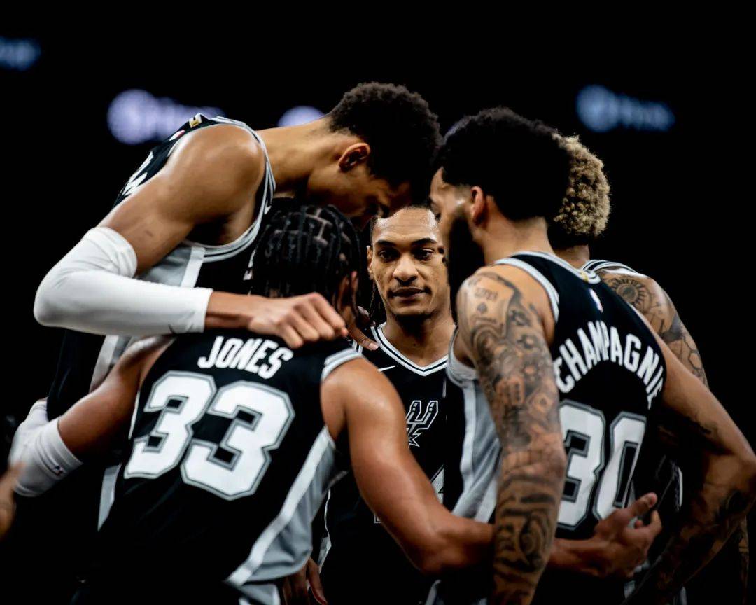 泪目，若塔遗孀被邀请到葡萄牙超级杯现场，全场球迷起立致意（葡萄牙超级杯邀若塔遗孀出席，全场球迷起立致敬，令人动容）