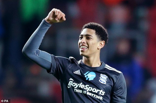 自杀事件后两年，贝卡-贝卡重回赛场并再度取得进球（自杀风波过去两年，贝卡-贝卡重返赛场再度破门）