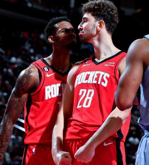 足球这项运动陪伴了我整个初高中，今天我十八岁了，...（从初中到高中，足球一直相伴；十八岁的今天，...）