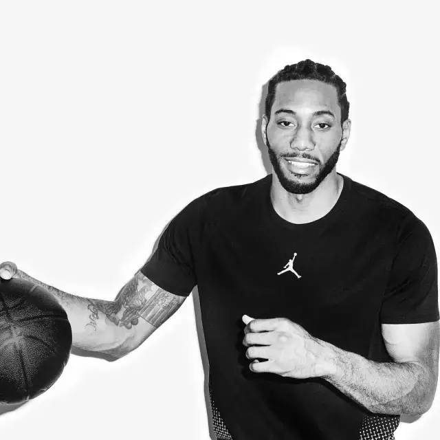 皇马下赛季主场球衣谍照：经典白色主色调，深绿镶边+粉红三道杠（皇马新赛季主场球衣曝光：经典纯白基调，深绿滚边配粉色三条纹）