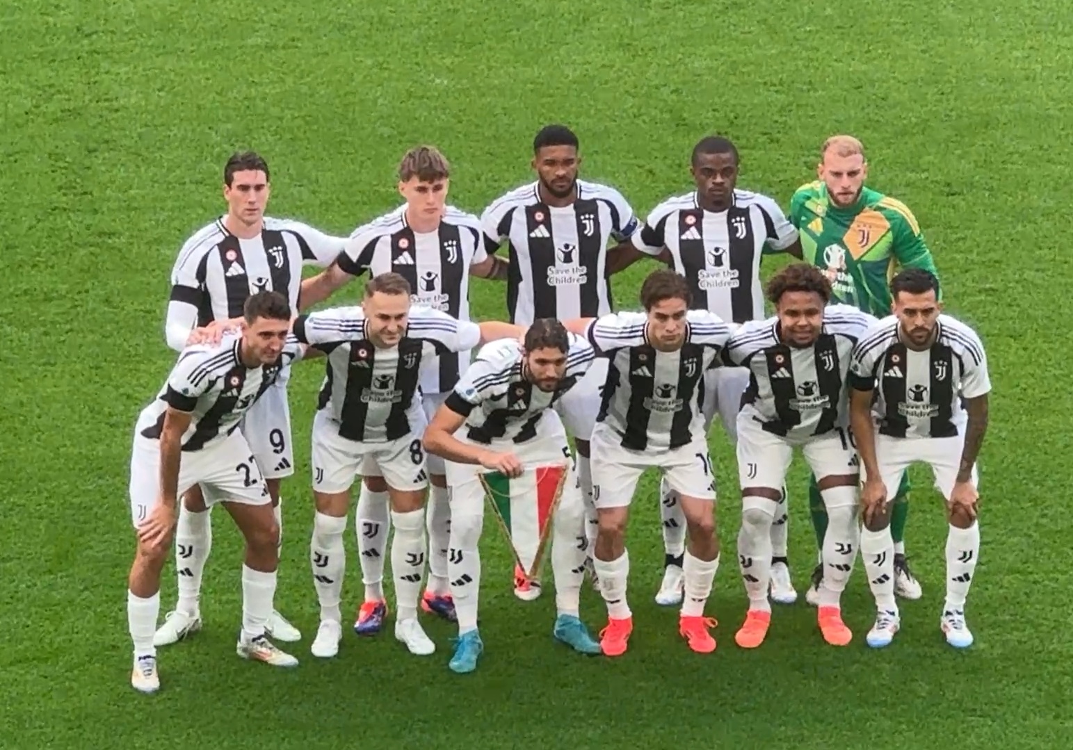 库里谈科尔和追梦冲突：连胜后提问还被负面情绪包围，很遗憾（库里谈及科尔与追梦冲突：连胜之际仍被负面情绪笼罩，感到遗憾）