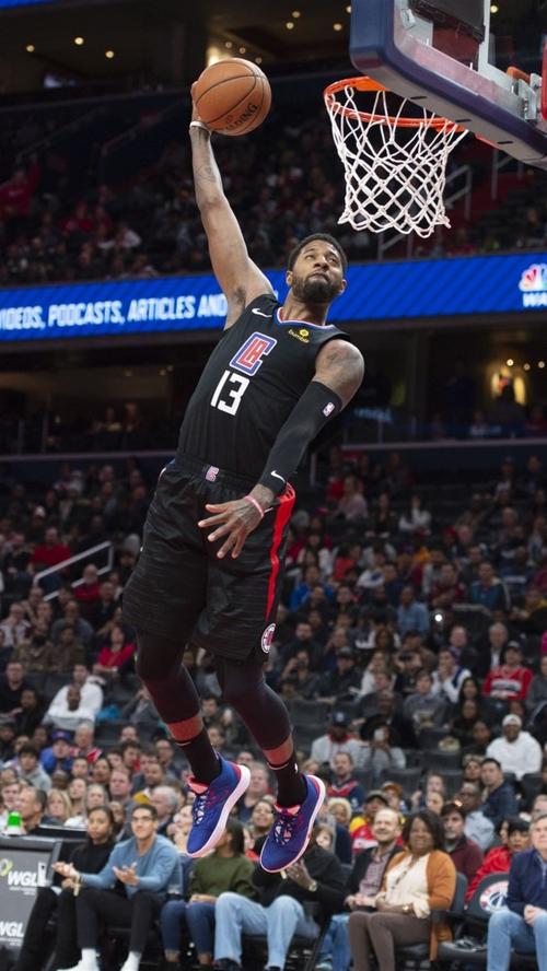 詹姆斯篮板抢断关键时刻锁定胜局（詹姆斯关键篮板与抢断一锤定音）