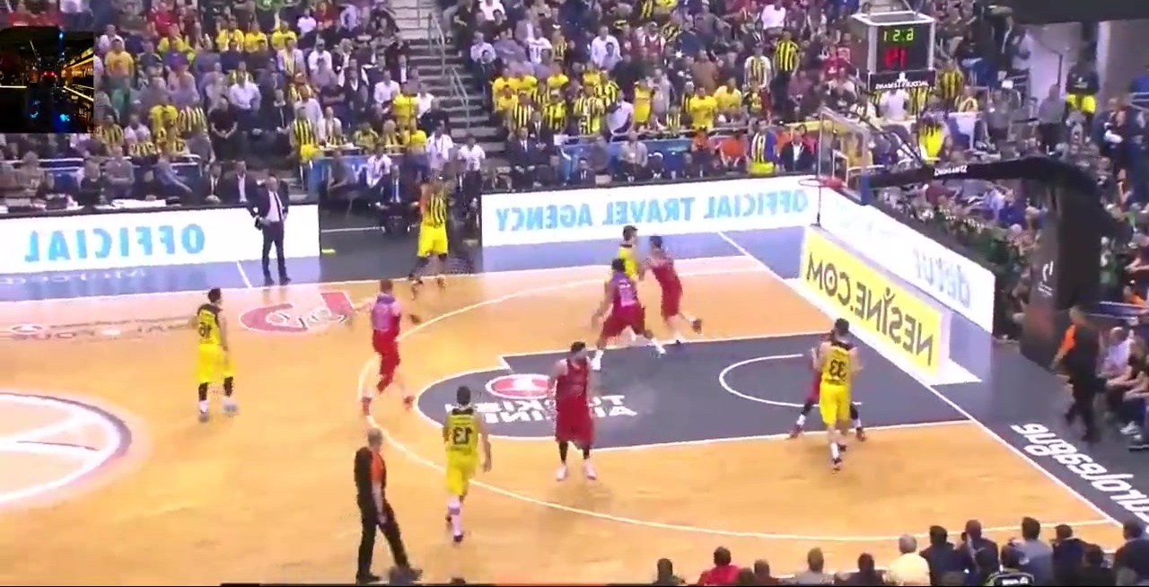 替补球员关键铲断破坏对手攻势（替补奇兵关键一铲瓦解对手进攻）