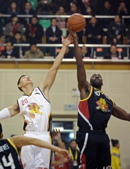 普里查德第三节10投8中，得到19分2篮板3助攻（普里查德第三节火力全开：10投8中砍下19分外加2篮板3助攻）