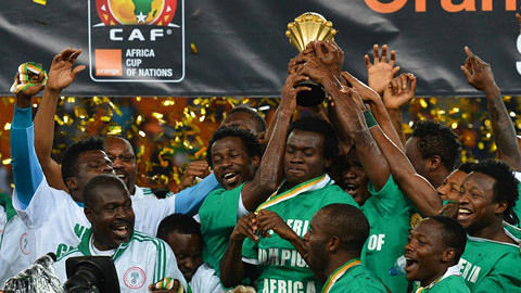 詹姆斯杜兰特赛季首次对决！阿杜25+4+9迎大胜 詹皇18分吞三连败（杜兰特与詹姆斯本季首度交锋：阿杜25分4板9助率队大胜，詹皇18分遭遇三连败）