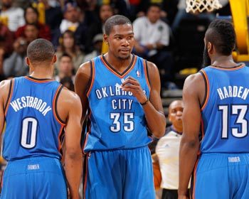 皇马欧冠客战利物浦大名单：阿诺德战旧主，贝林、姆巴佩在列（皇马欧冠客场挑战利物浦名单出炉：阿诺德对阵老东家，贝林与姆巴佩入选）