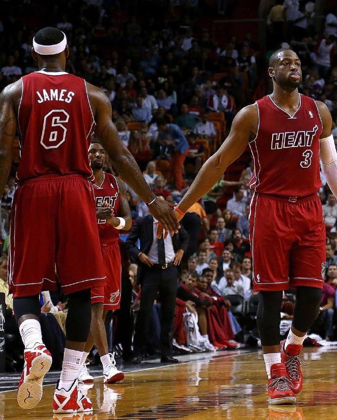 足球国足门将扑出关键点球，助球队惊险取胜（国足门将神扑关键点球，助球队险胜告捷）