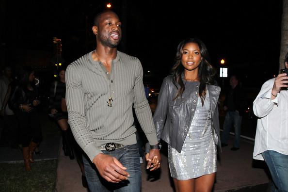 无球能力也超强！库里连续空切接球直杀篮下完成26000分里程碑（无球跑位无解！库里连续空切直杀篮下，生涯得分突破26000分里程碑）