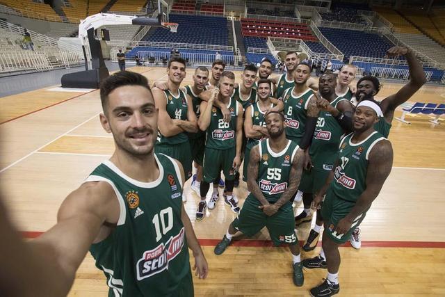 足坛悲喜夜！国米遇争议点球绝杀 拜仁巴萨皆逆转 切尔西又翻车（足坛冰火夜！国米遭争议点球压哨绝杀，拜仁巴萨双双逆转，切尔西再度翻车）