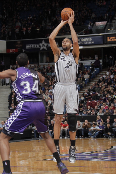 失误瞬间：杜兰特传球被包夹导致失误（杜兰特遭包夹传球酿失误）