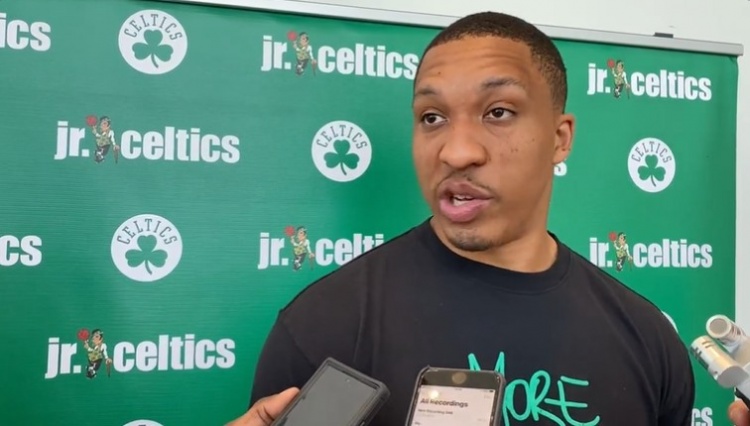 略显疲软但一锤定音！怀特20中5拿15分5板7助 末节连中三分锁胜局（状态起伏仍成关键先生！怀特20投5中拿15分5板7助 末节连续三分锁定胜局）