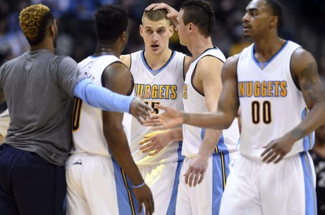 ATP总决赛第4日综述：辛纳两连胜提前晋级，谢尔顿遭逆转无缘四强（ATP年终总决赛第4日快评：辛纳两连胜锁定晋级，谢尔顿被逆转止步小组赛）