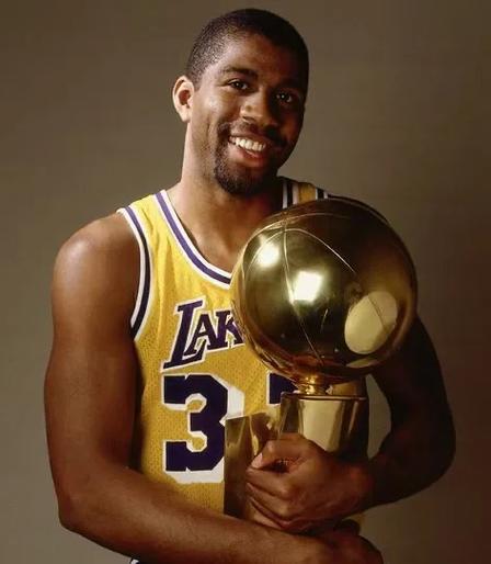 TA：前职业扑克选手执教球队升入奥超，善于理性做出战术调整（TA：从职业扑克到主帅，他率队升上奥超，理性决策精于战术调整）