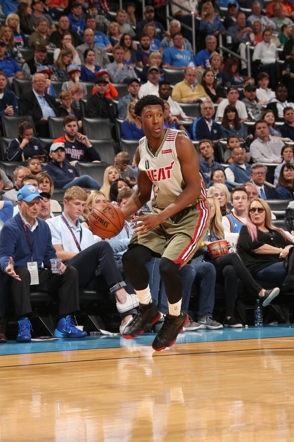 枪手vs蜜蜂首发出炉：马丁内利、梅里诺、马杜埃凯首发（阿森纳对阵蜜蜂首发名单公布：马丁内利、梅里诺、马杜埃凯先发）